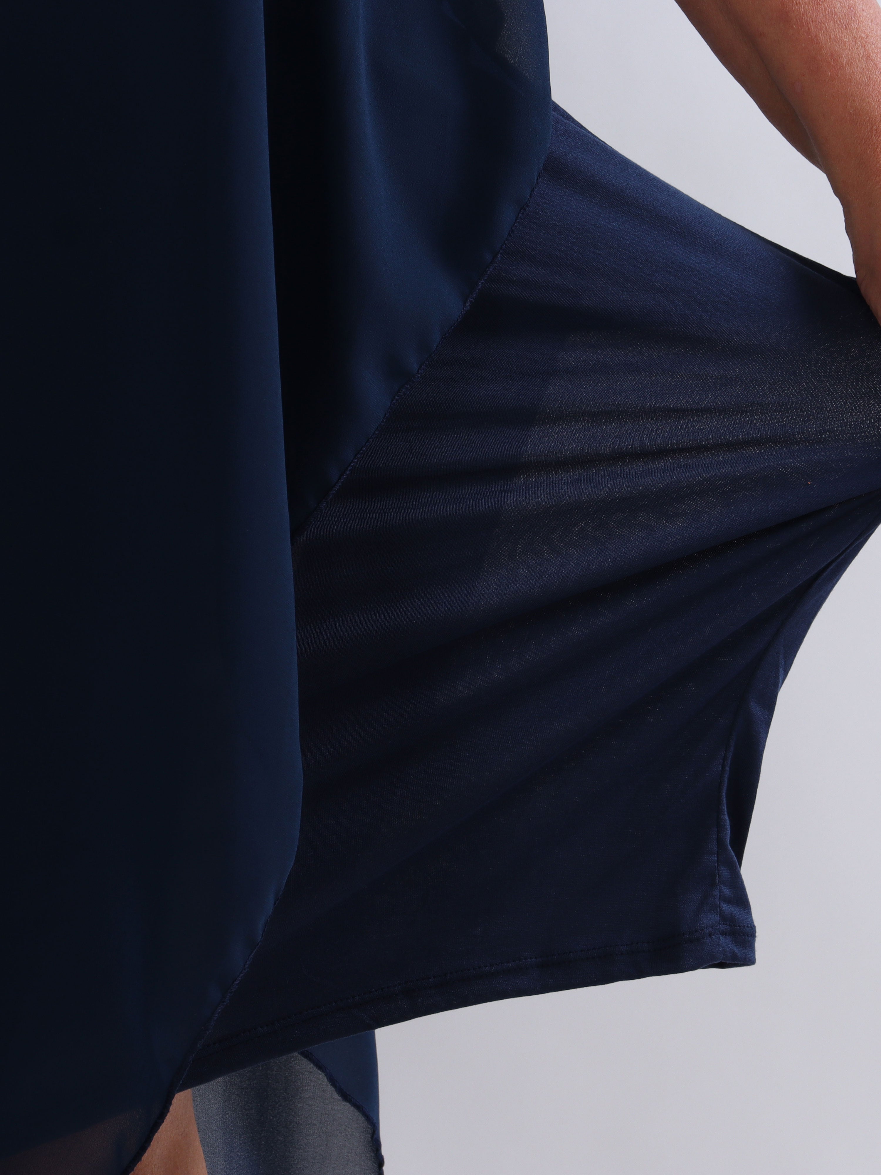 Kenya Long - Elegant plus size kjole med let chiffonlag og rund udskæring